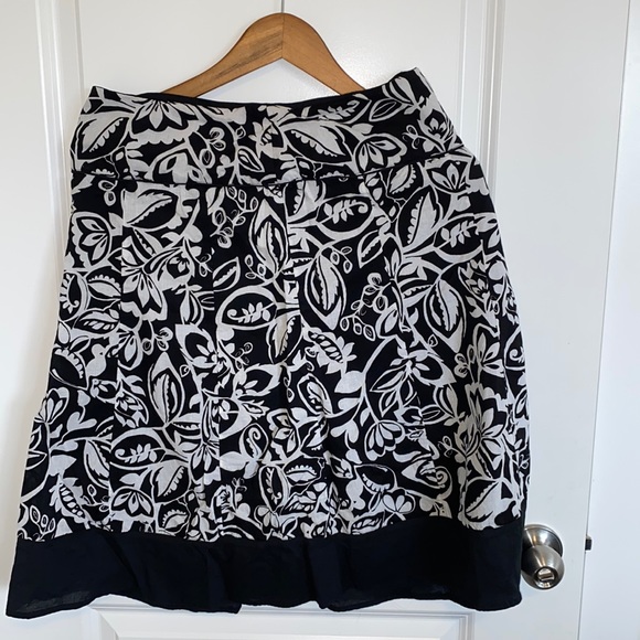 White and Black Floral Cotton Skirt With Zip - Picture 2 of 4